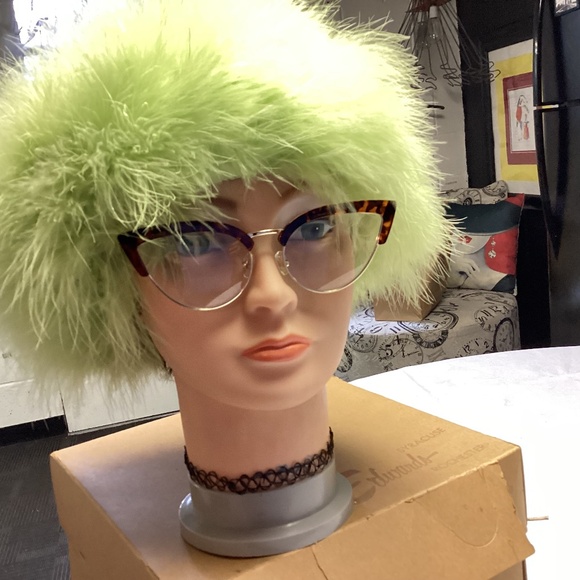 FLUFFY GREEN HAT. MUST SEE OMG 💚💚💚💚💚 RUNWAY WORTHY 💚 OSTRICH ? - Picture 1 of 9